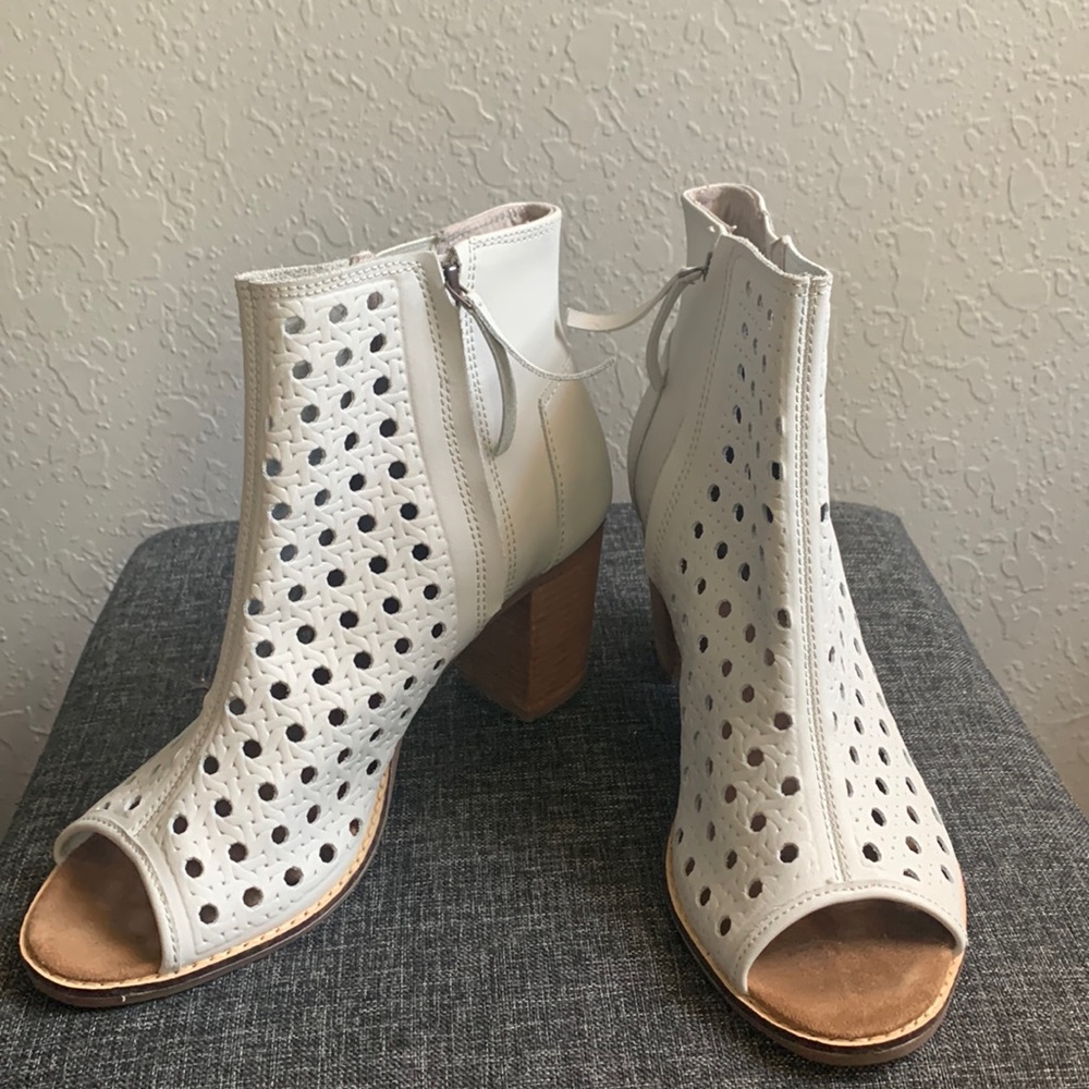 NWOT Toms heeled booties